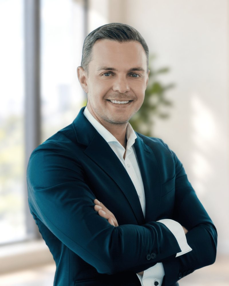 Manuel Mack, Leiter des Anlegerkontors, im hellen Büro